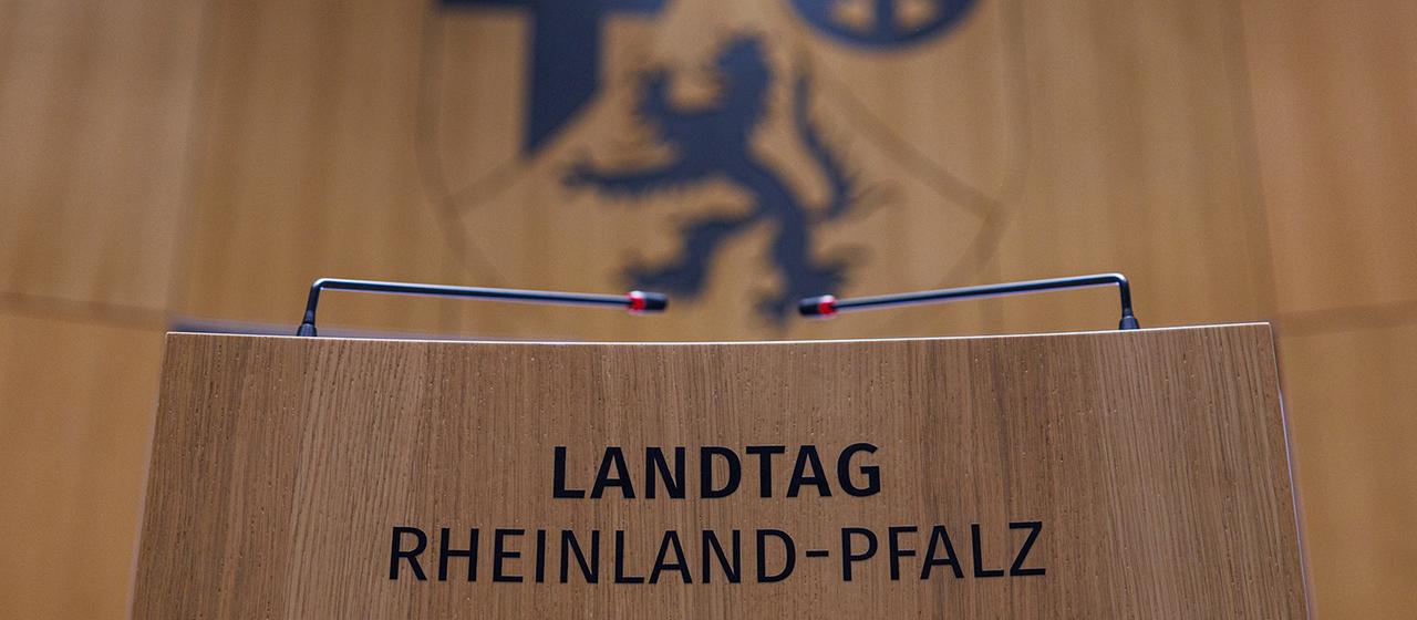 A lectern in the plenary hall of the Rhineland-Palatinate state parliament.