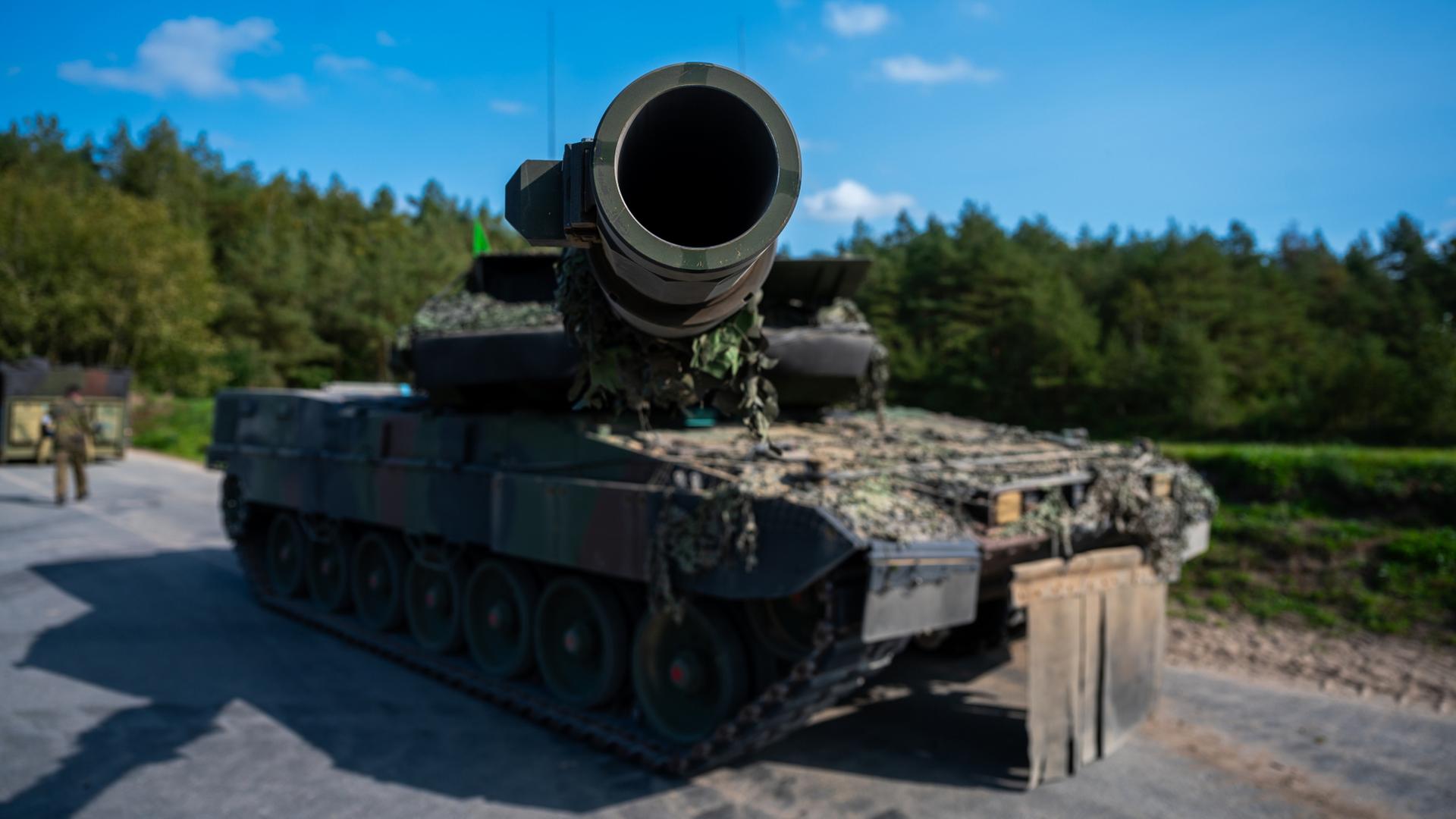 Ein Kampfpanzer der Bundeswehr vom Typ Leopard 2. | dpa