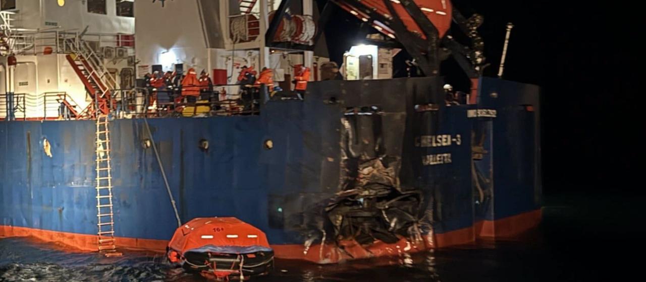 Auf diesem vom bulgarischen Innenministerium am 13. Oktober 2026 veröffentlichten Bild ist ein Schiff zu sehen, das im Schwarzen Meer von einer Drohne getroffen wurde.
