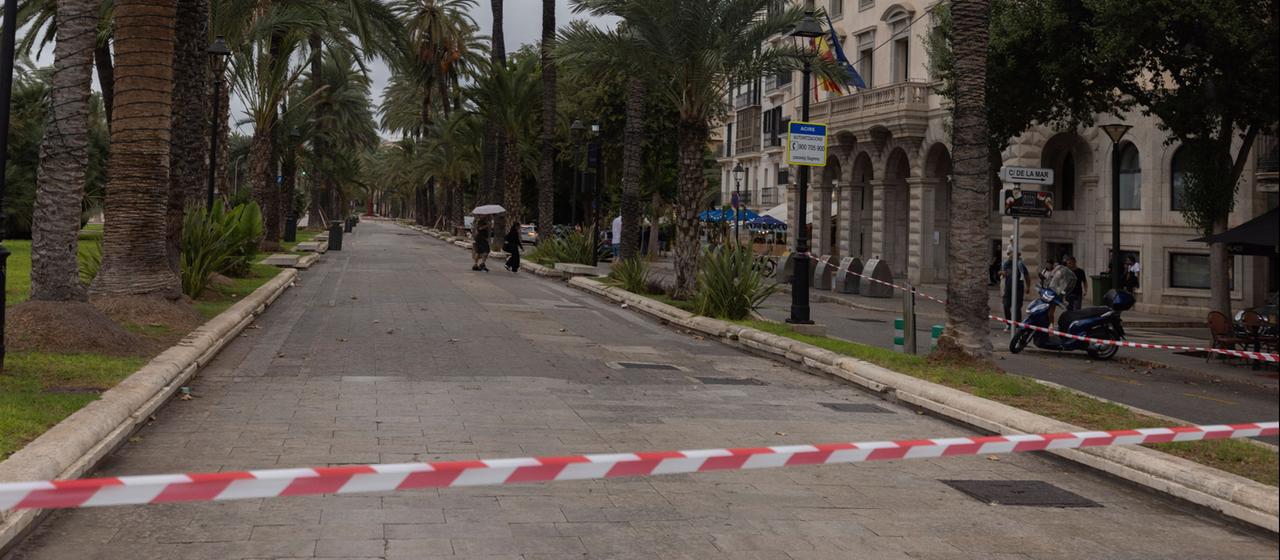 Mit Absperrband gesperrte Promenade "Passeig Sagrera" in Palma de Mallorca.