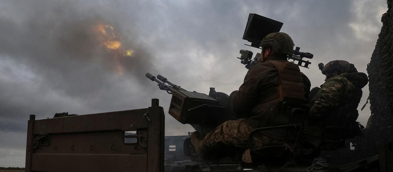 Ukrainische Soldaten bei der Drohnenabwehr.
