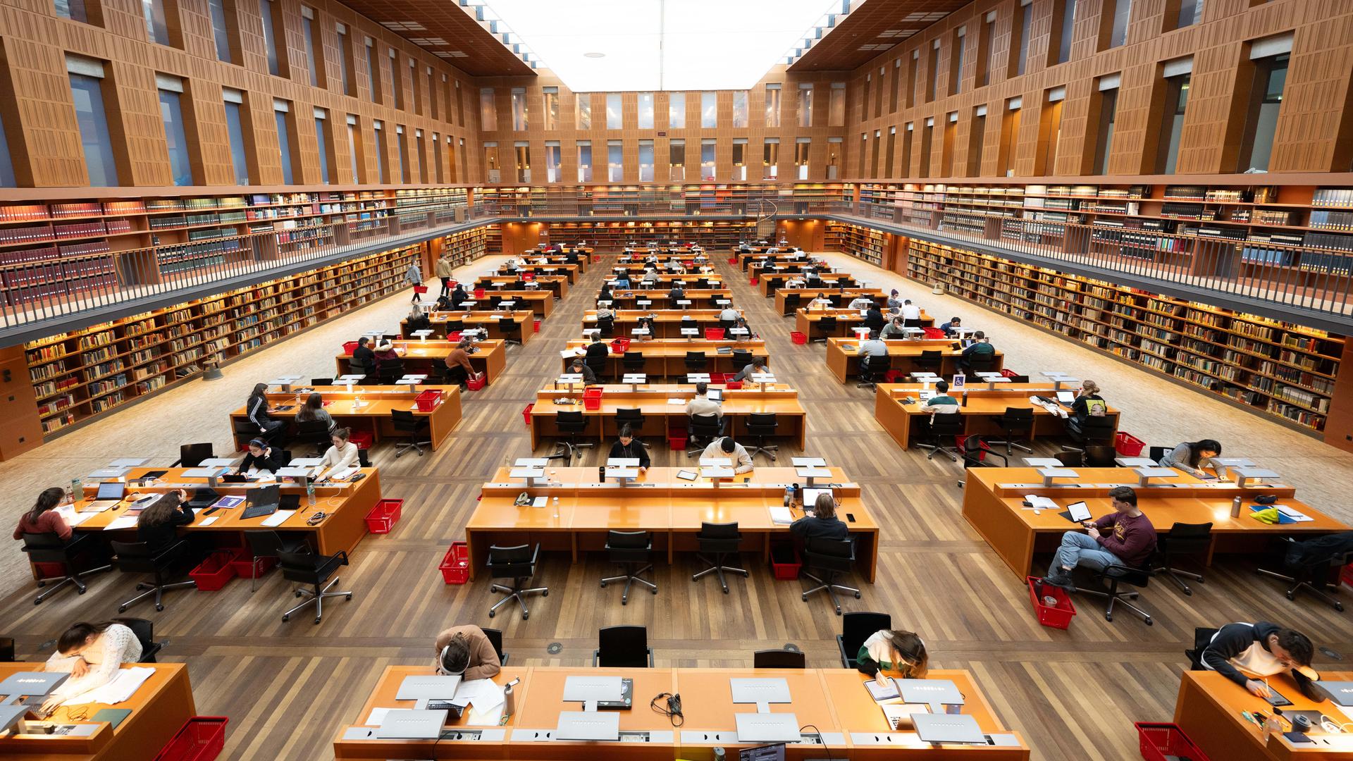Studierende im Lesesaal der Staats- und Universitätsbibliothek Dresden (SLUB). | dpa