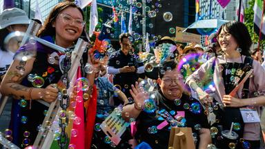 Menschen nehmen an der Pride-Parade in Seoul teil 