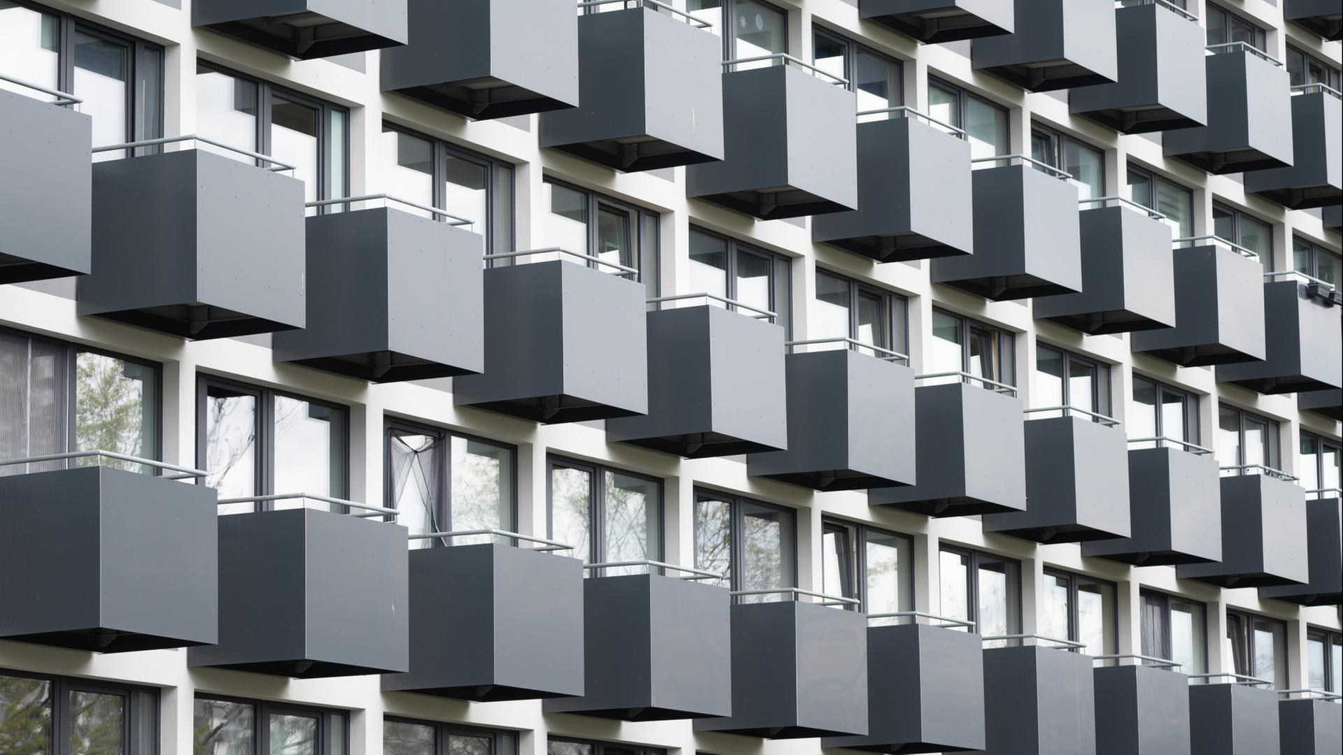 Balkone vor einem Wohngeb�ude in Dresden. | dpa