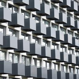 Balkone vor einem Wohngebäude in Dresden.