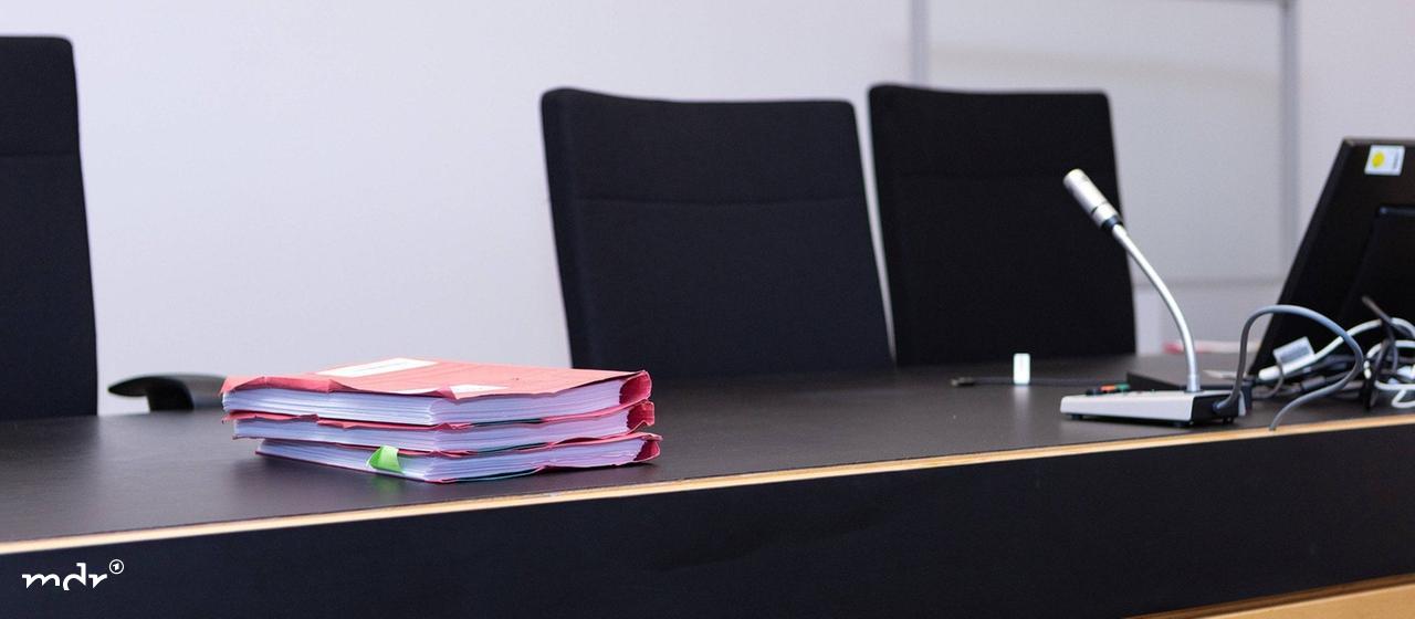 Auf dem Richtertisch liegen 3 Ordner für einen Prozess für ein Strafverfahren.