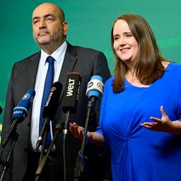Ricarda Lang (re.) und Omid Nouripour sprechen in der Bundesgeschäftsstelle. 