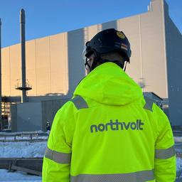 Ein Mann steht vor der Fabrik von Northvolt Ett in Skellefteå, Schweden.