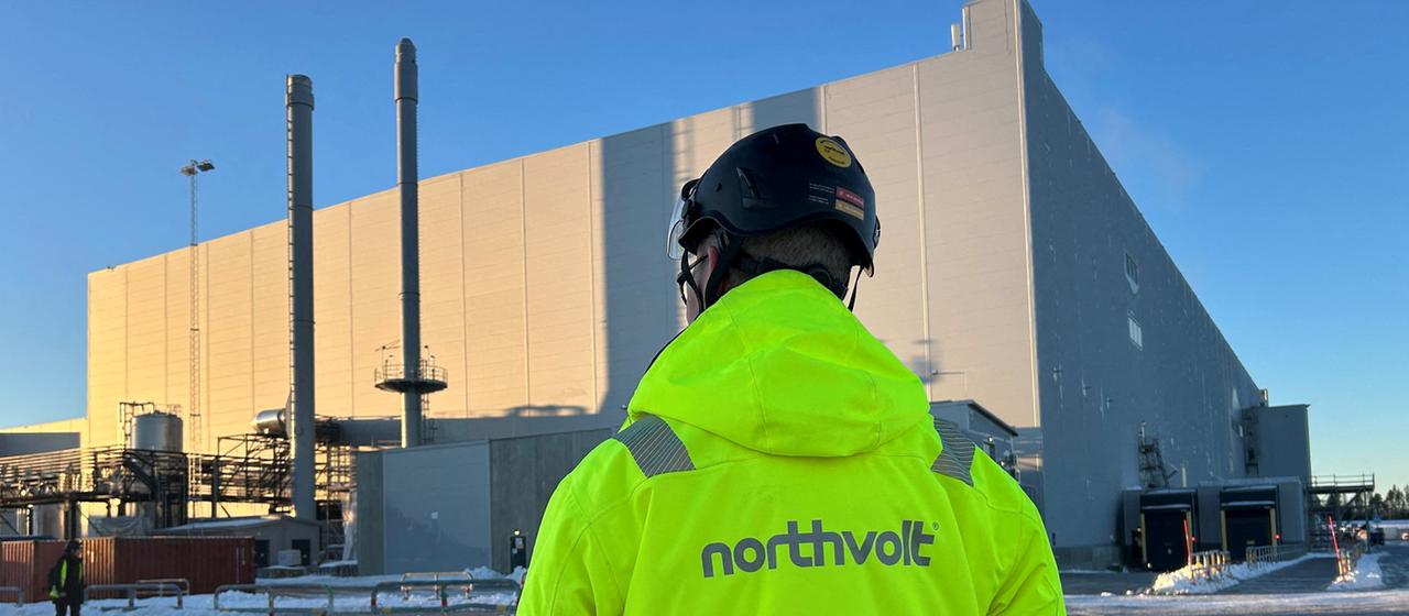Ein Mann steht vor der Fabrik von Northvolt Ett in Skellefteå, Schweden.