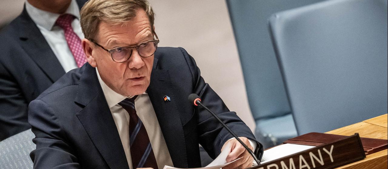 Johann Wadephul sitzt hinter einem Schild mit der Aufschrift "Germany".