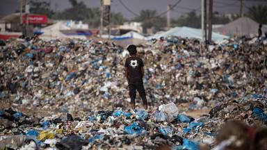 Ein geflüchteter Junge steht vor Müllbergen in der Nähe von Khan Yunis im südlichen Gazastreifen (aufgenommen am 18. Mai 2024)