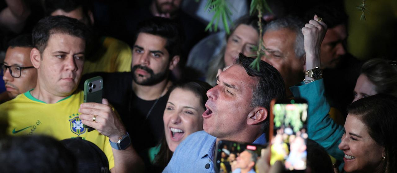 Flávio Bolsonaro und seine Anhänger jubeln über das Ergebnis der brasilianischen Präsidentschaftswahl.