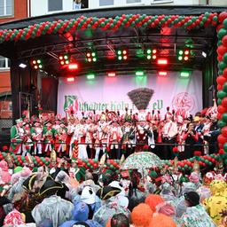 Bühne an Weiberfastnacht in Köln 2026
