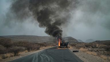 Ein Lkw brennt auf einer Straße in Äthipien.