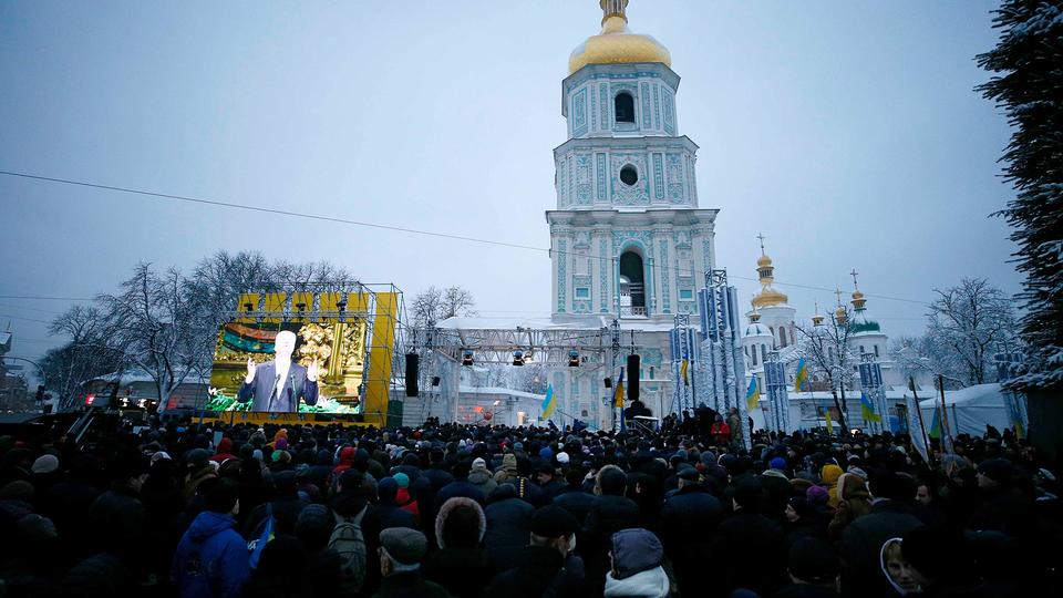 Gläubige vor der Sophienkathedrale in Kiew