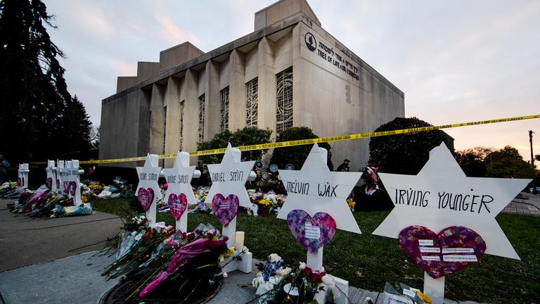 Sterne zum gedenken der Opfer vor der jüdischen Synagoge in Pittsburgh