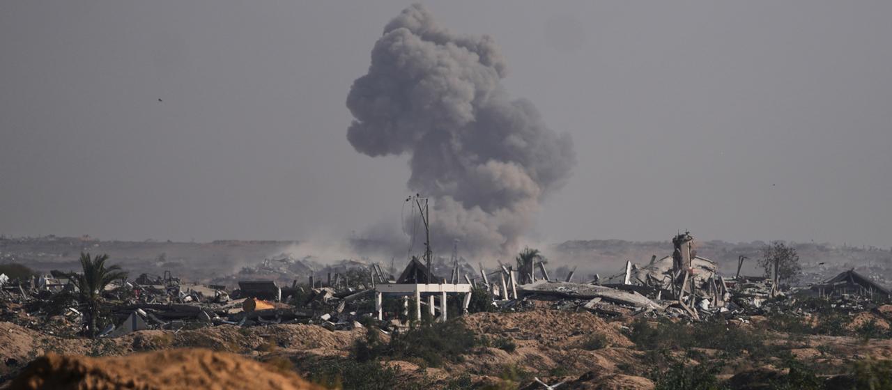Rauch steigt nach einem israelischen Militärbombardement östlich von Nuseirat auf.