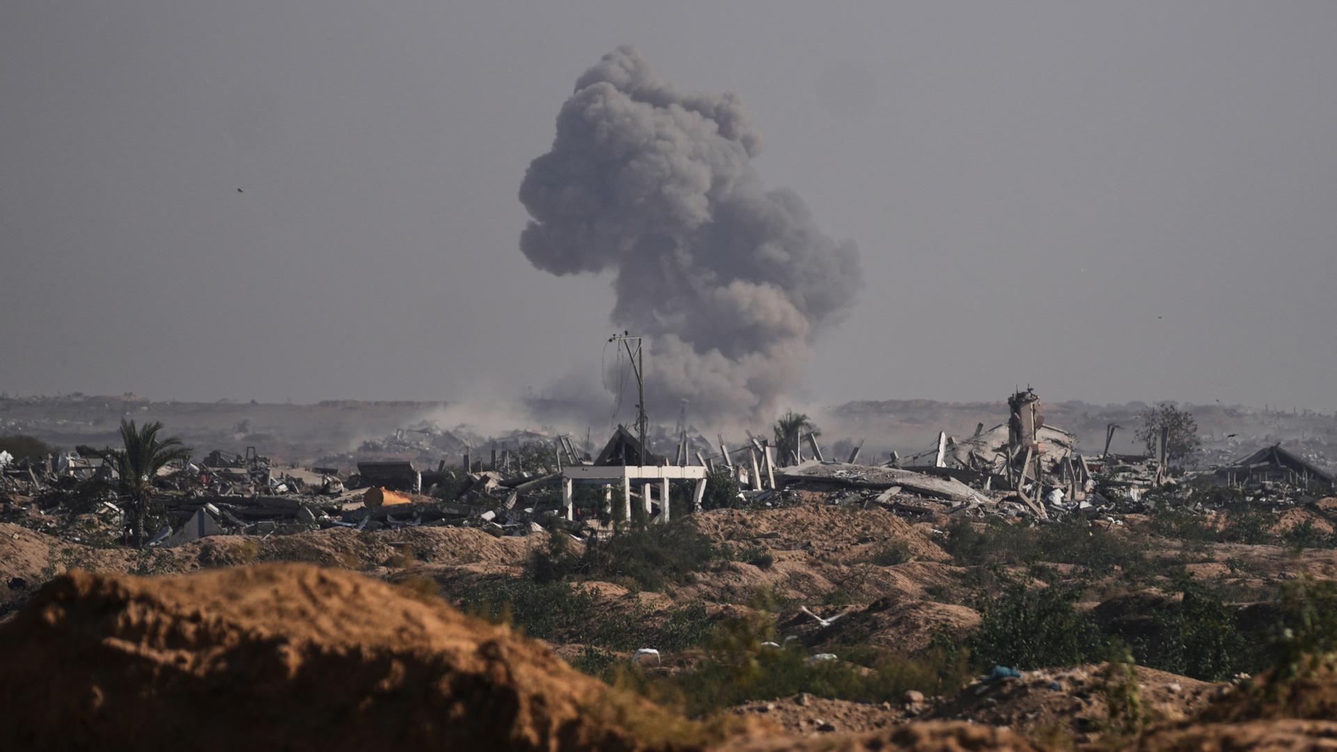 Rauch steigt nach einem israelischen Militärbombardement östlich von Nuseirat auf. | dpa