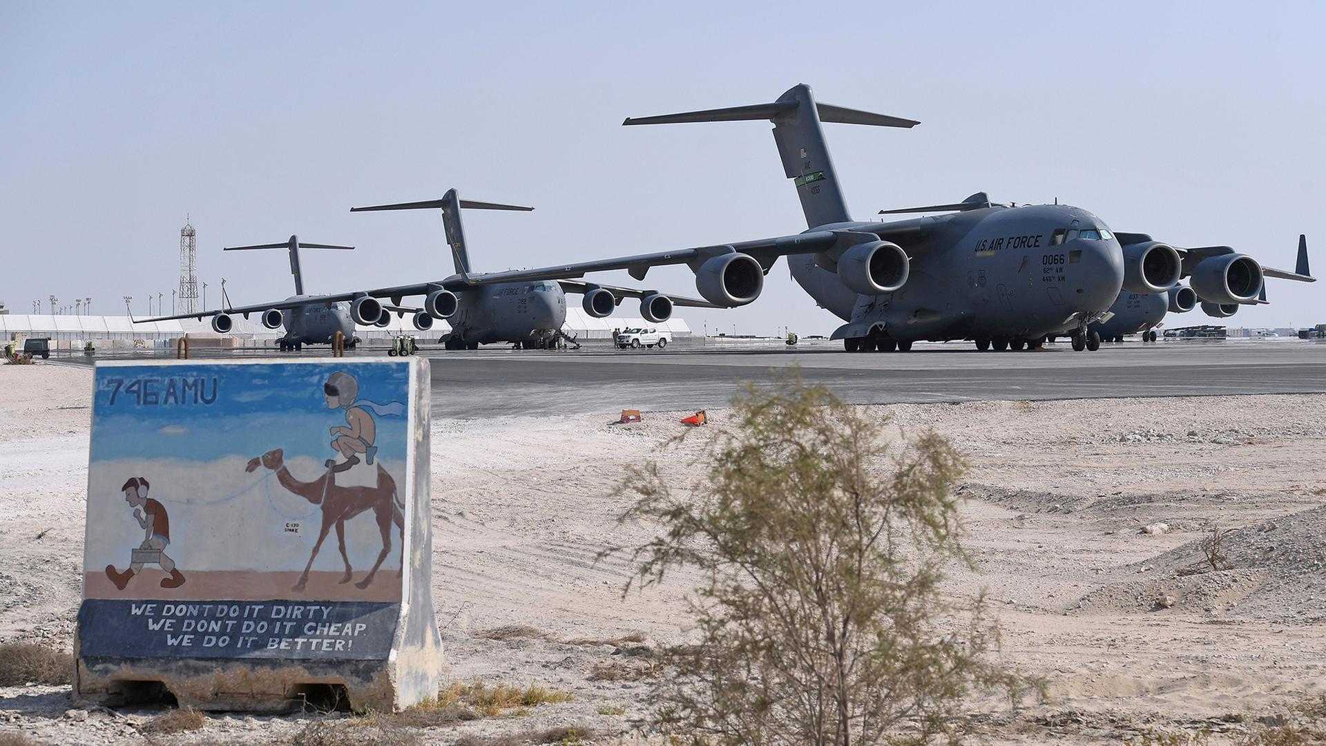 Flugzeuge vom Typ C-17 Globemaster der US-Luftwaffe auf der Al-Udeid Air Base in Doha (Katar). (Archivbild: 7. September 2021) | picture alliance / ASSOCIATED PR