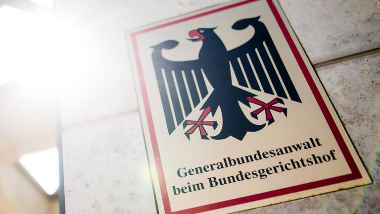 "Generalbundesanwalt beim Bundesgerichtshof" steht auf einem Schild am Eingang zum Gebäude der Bundesanwaltschaft.