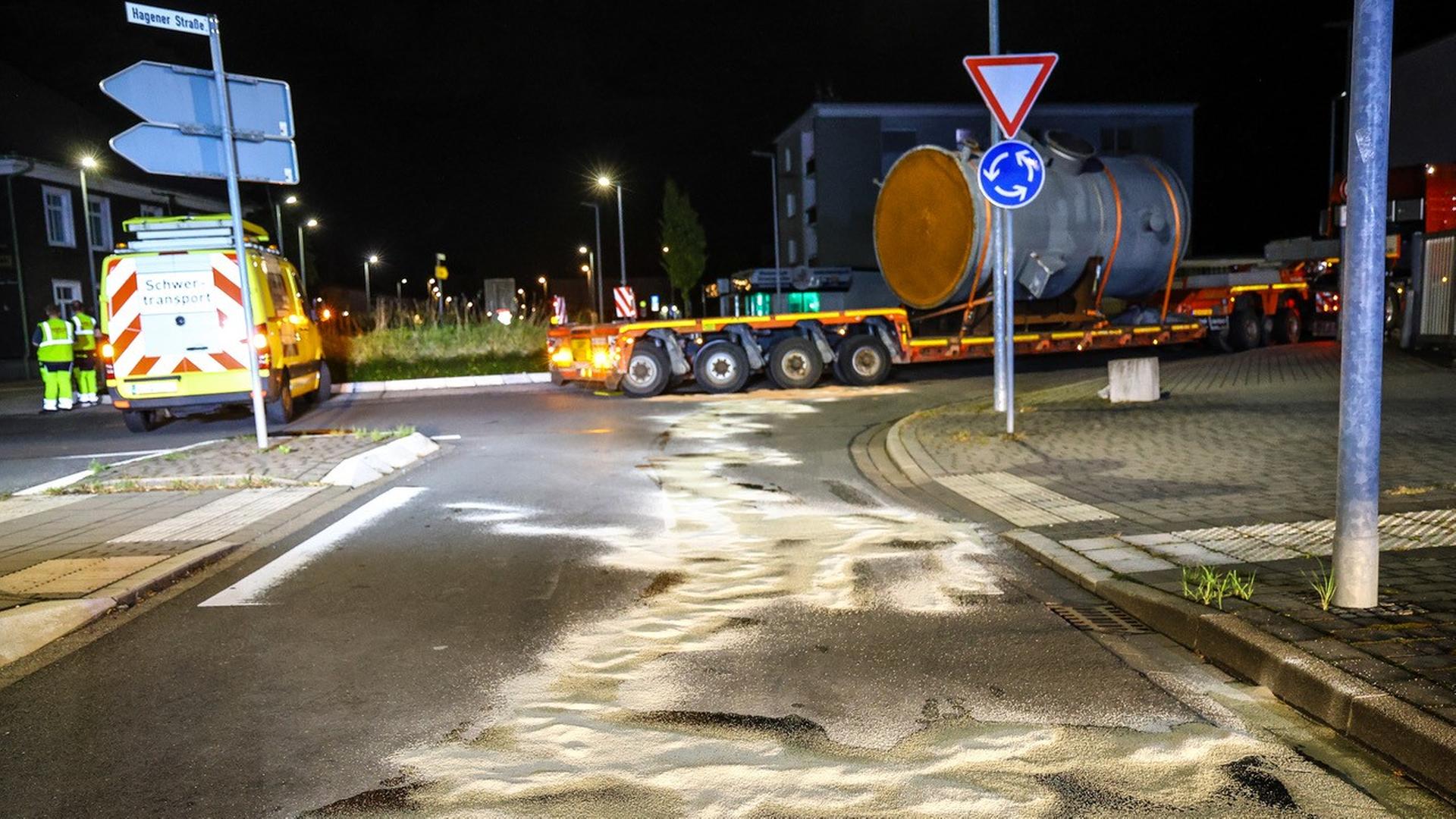 Nachts in Gevelsberg: Schwertransporter bleibt in Kreisverkehr stecken