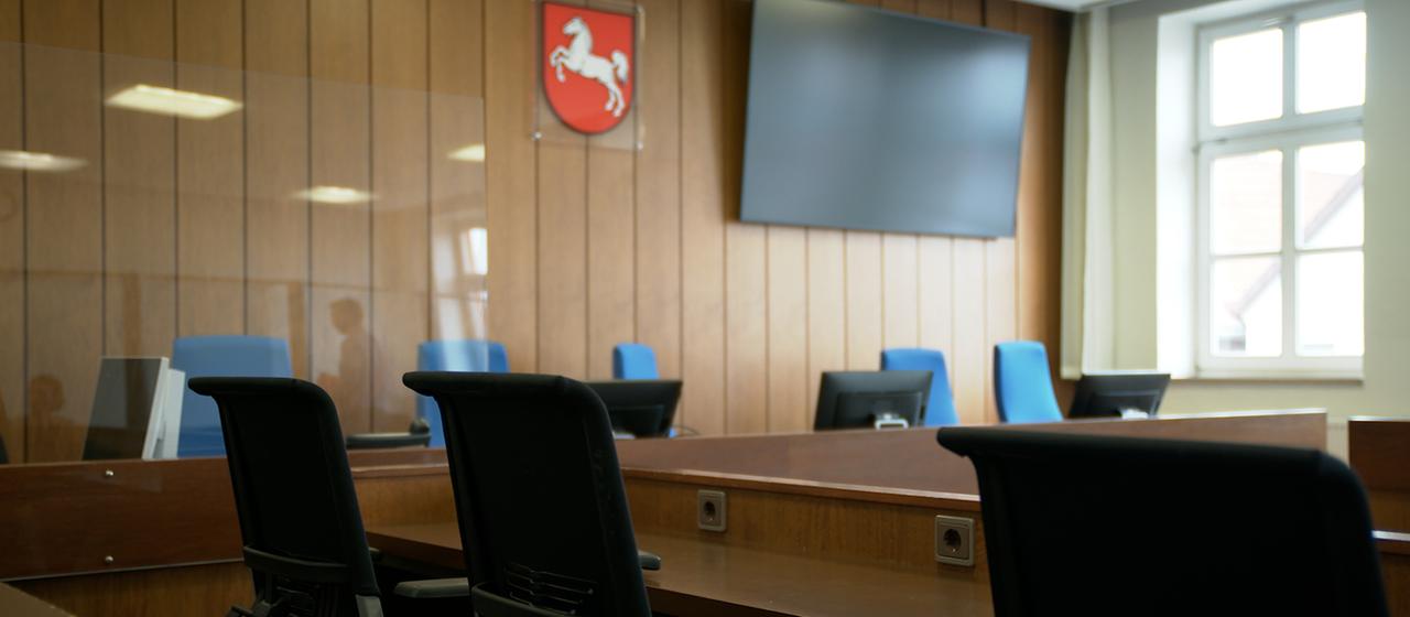 Blick in einen leeren Gerichtssaal.