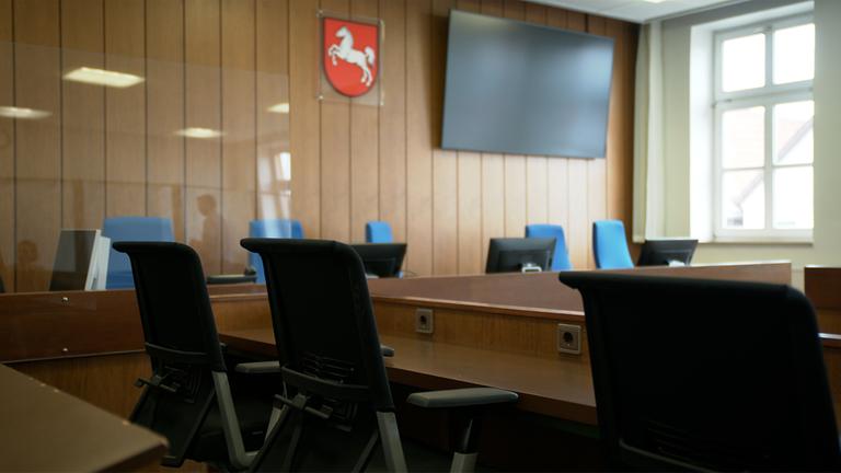 Blick in einen leeren Gerichtssaal.