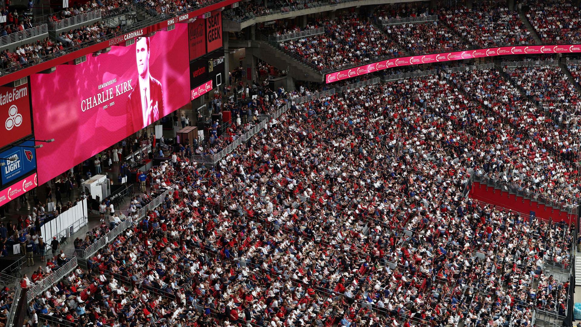 Tausende Menschen sind zur Trauerfeier für Charlie Kirk in Glendale gekommen. | AFP