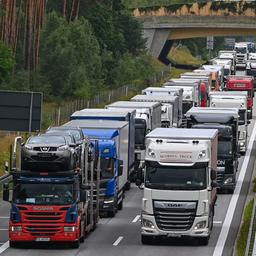 Lkw stauen sich auf der Autobahn A12 in Richtung Polen vor dem deutsch-polnischen Grenzübergang.