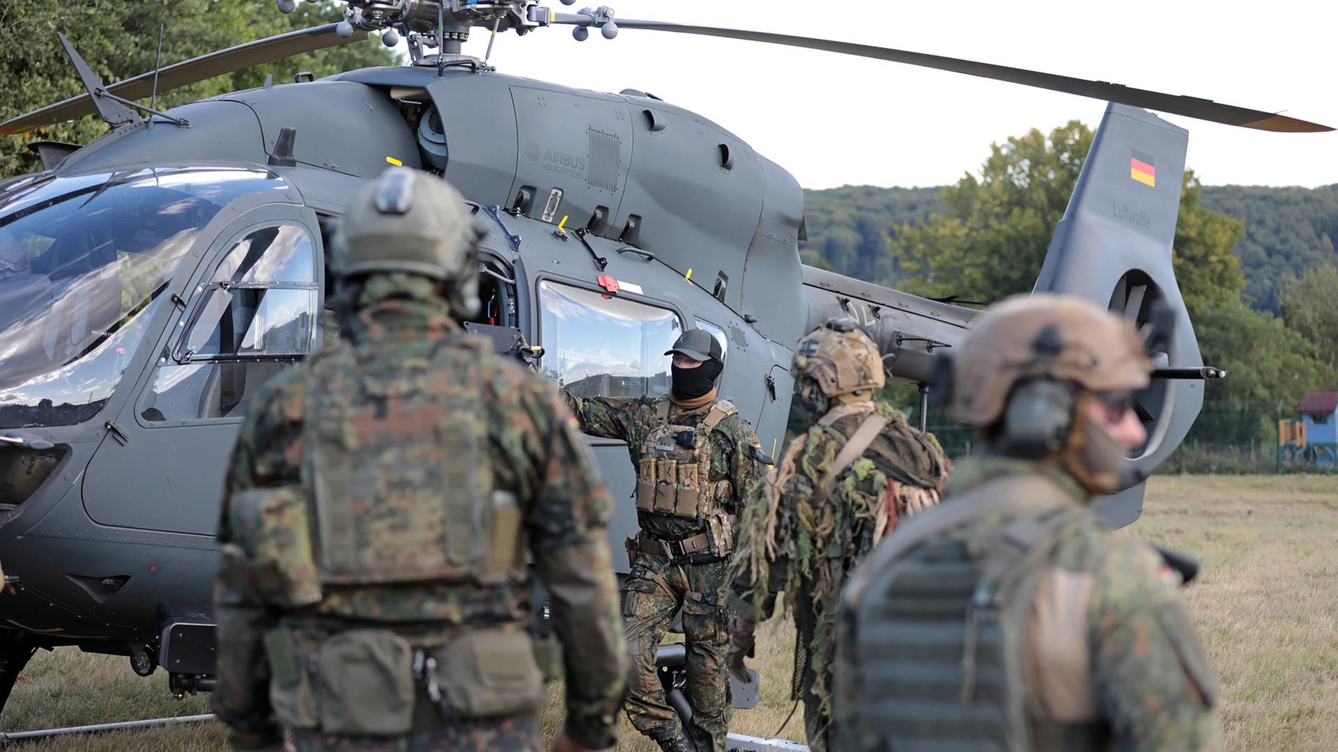FallschirmjÃ¤ger in ZweibrÃ¼cken | IMAGO/BjÃ¶rn Trotzki