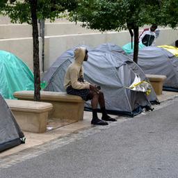 Ein unbegleiteter jugendlicher Migrant sitzt in der Innenstadt von Marseille.