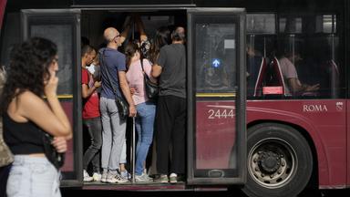 Menschen drängen sich während eines landesweiten Streiks im öffentlichen Nahverkehr in einen Bus in Rom