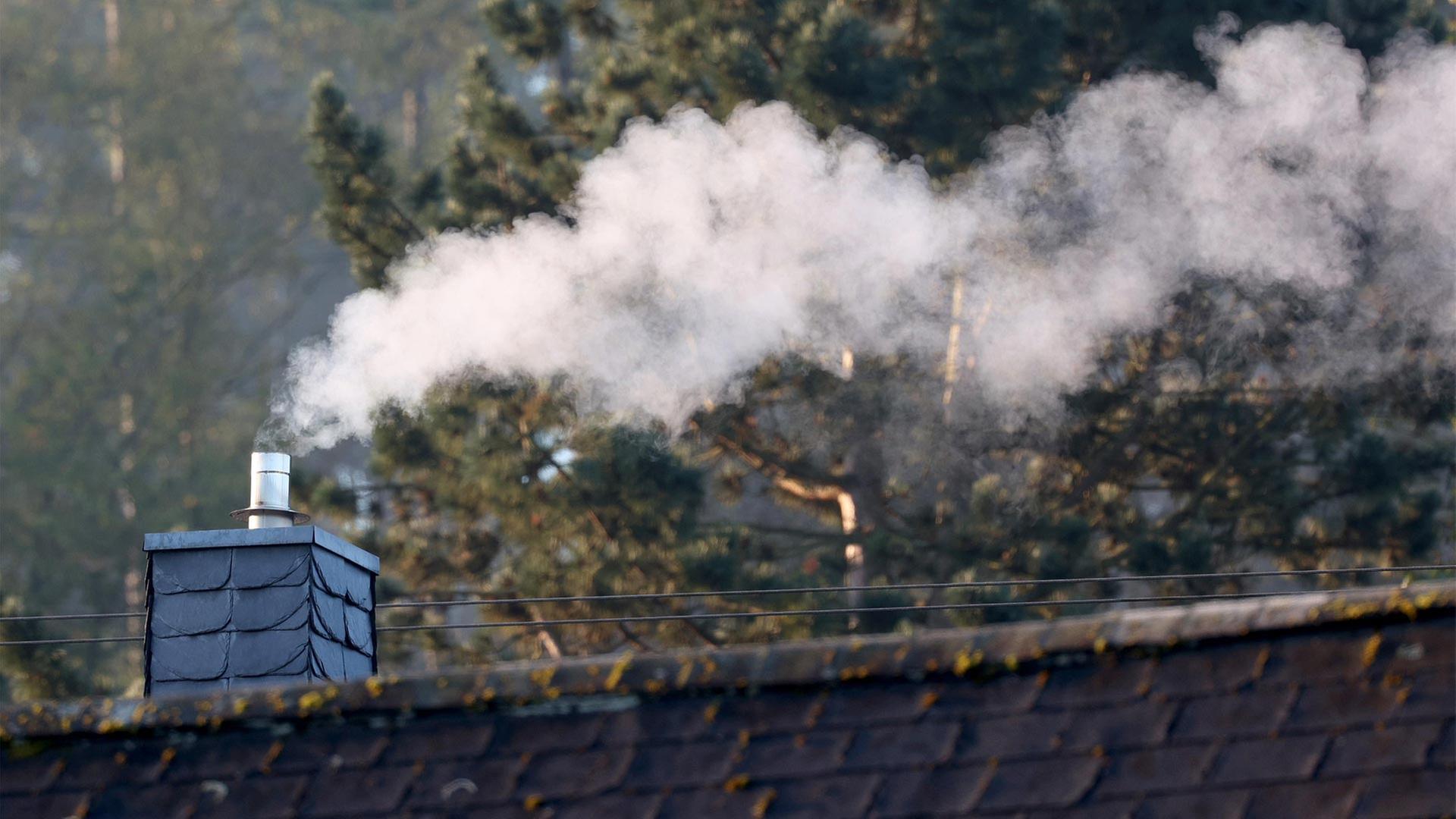 Weißer Dampf steigt aus Schornsteinen von Wohnhäusern auf. | picture alliance / Rene Traut Fo