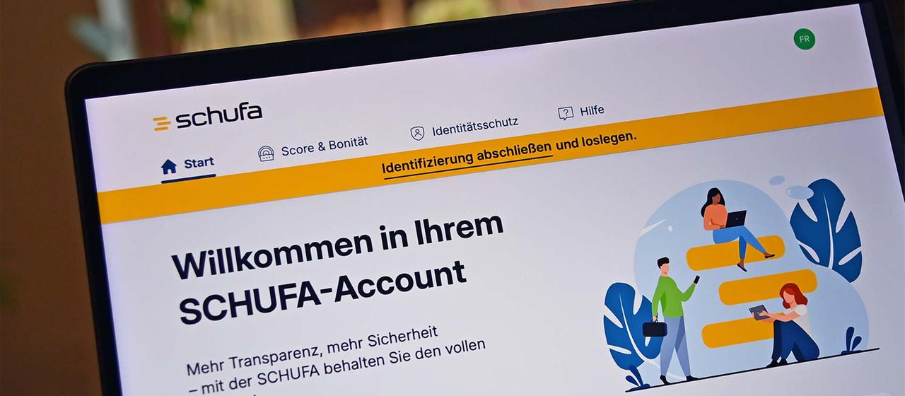 Schufa Webseite auf einem Bildschirm.