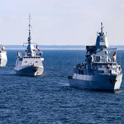 Kriegsschiffe verschiedener Nationen auf der Ostsee.