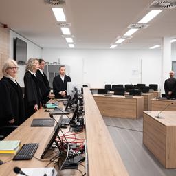 Blick in einen Gerichtssaal mit einer möglichen Unterstützerin des NSU