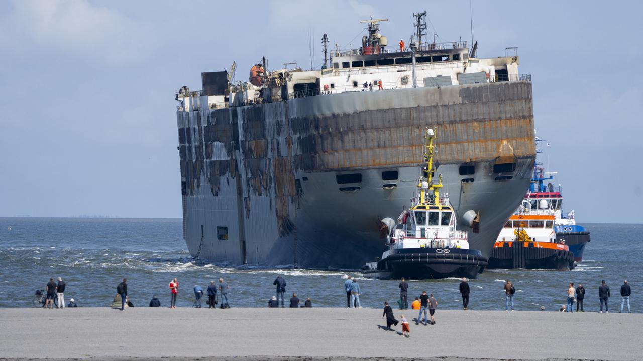 Beschädigter Autofrachter sicher im Hafen angekommen