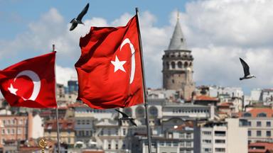 Istanbul: Türkische Flaggen wehen vor dem Stadtbild und dem Galataturm.