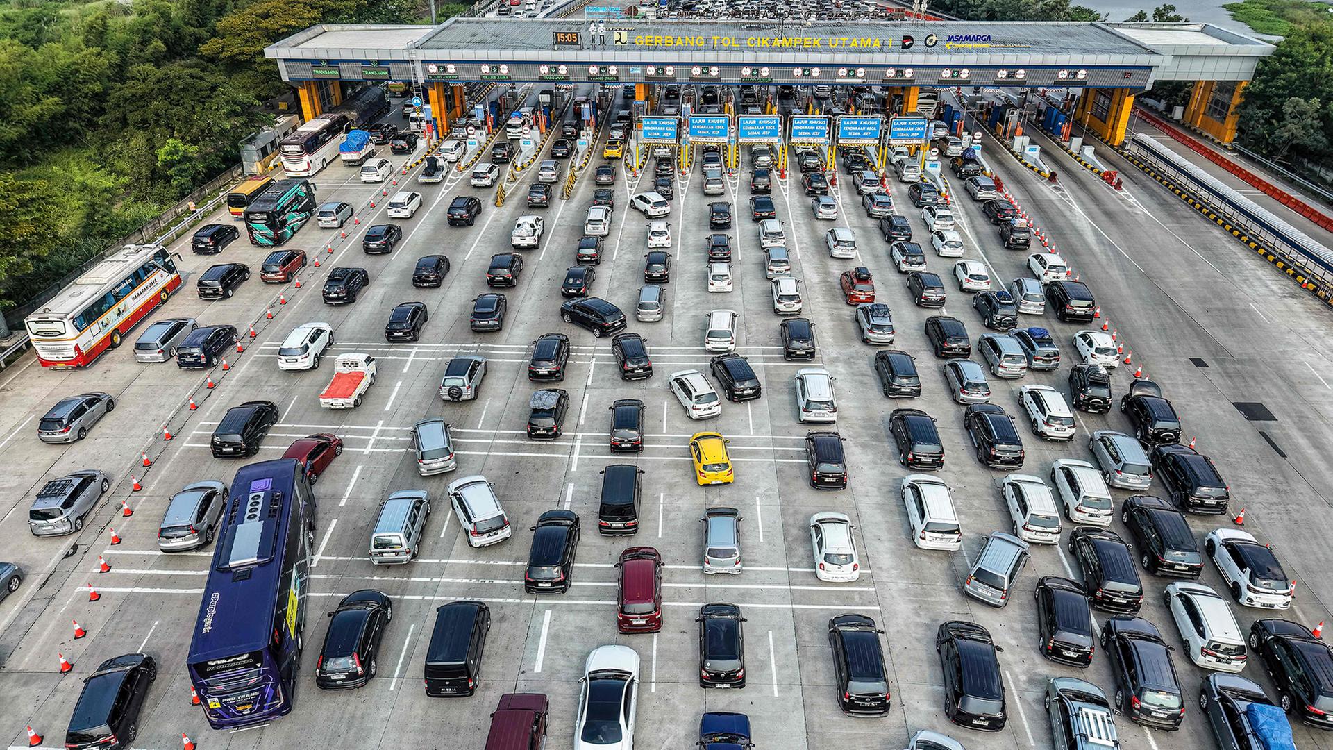 Die Luftaufnahme zeigt Fahrzeuge, die an einer Mautstelle in Cikampek (Indonesien) im Stau stehen. | AFP