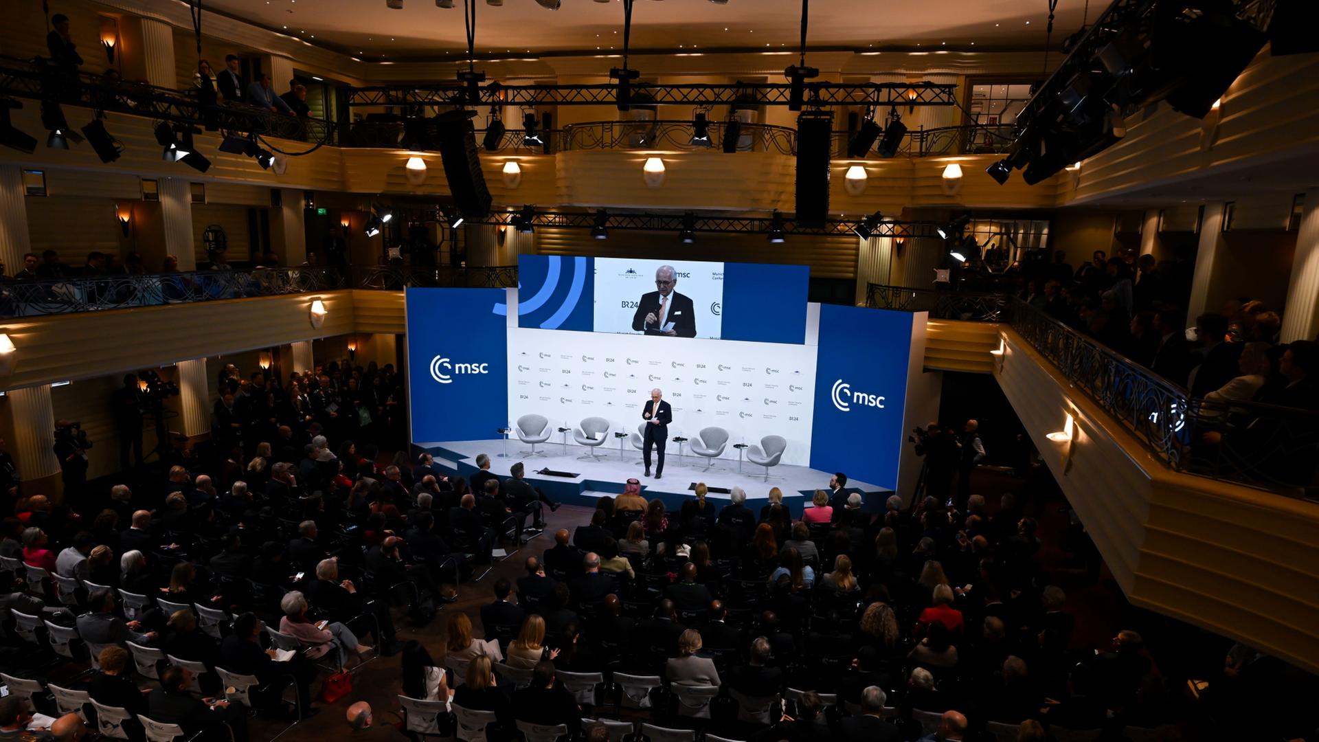 Wolfgang Ischinger auf der Bühne der Münchner Sicherheitskonferenz | Sven Hoppe/dpa