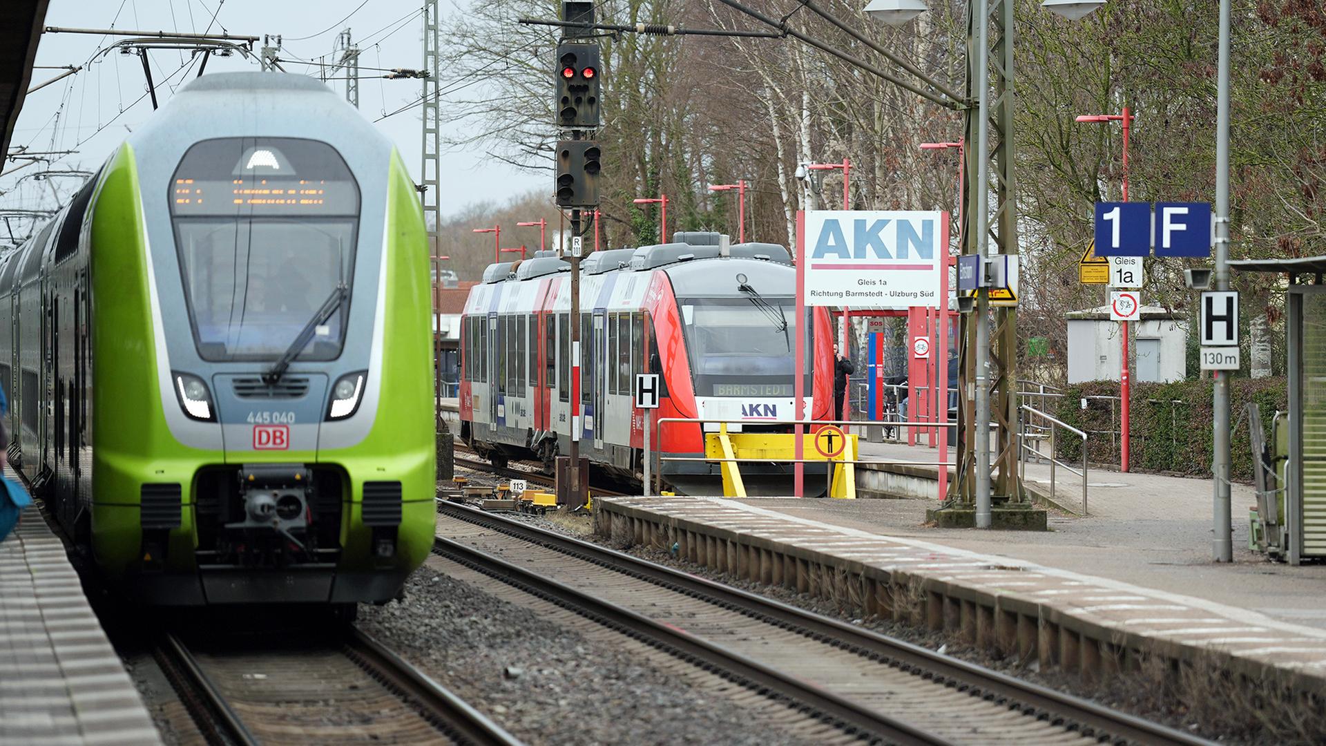 Regionalbahn der Deutschen Bahn und eine Regionalbahn der AKN (r.) am Bahnsteig | Marcus Brandt/dpa