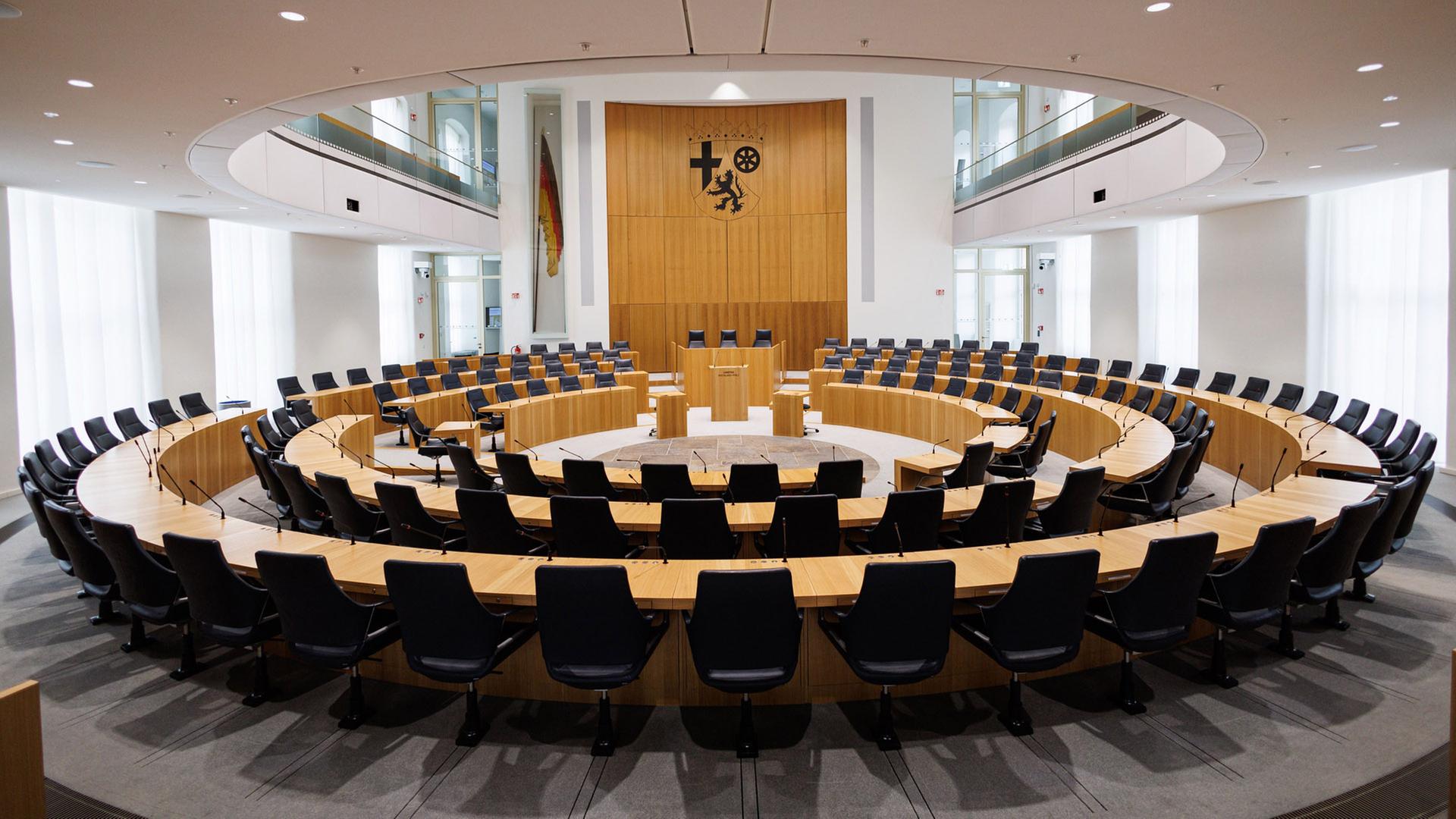 Blick in den leeren Plenarsaal des Landtags von Rheinland-Pfalz | Hannes P. Albert/dpa
