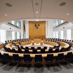 Blick in den leeren Plenarsaal des Landtags von Rheinland-Pfalz