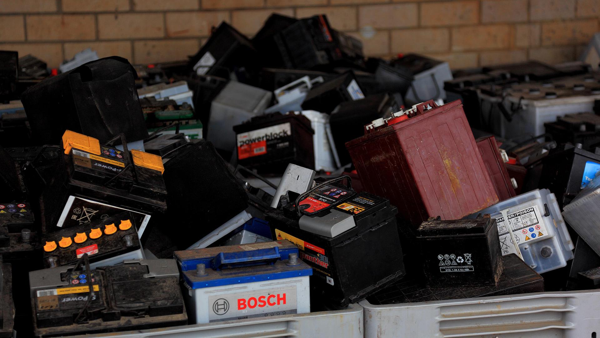 Alte Autobatterien liegen in einem Container. | picture alliance / Bildagentur-o