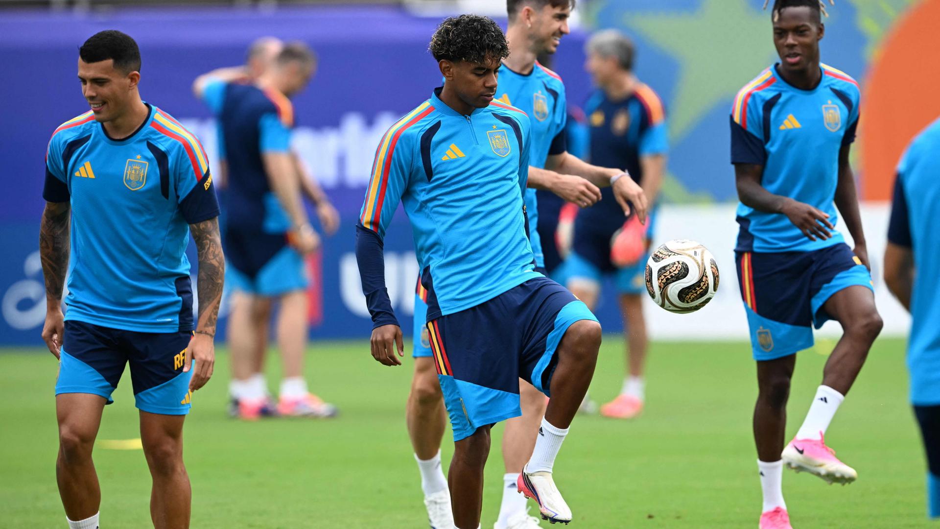 Spieler der spanischen FuÃball-Nationalmannschaft beim Training. | AFP