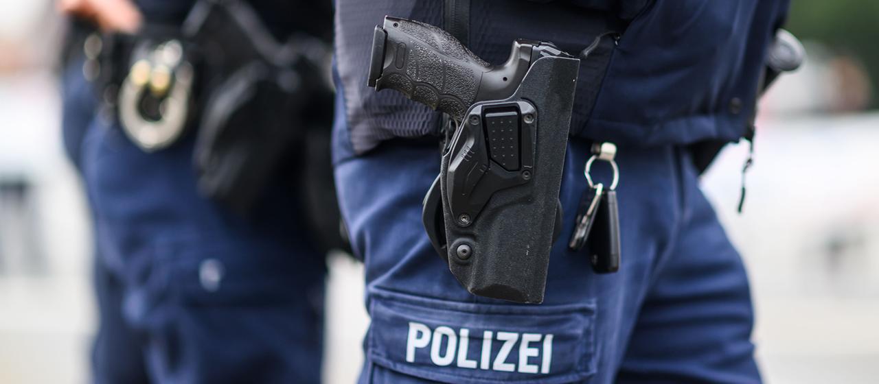 Ein Polizist in Dresden mit Dienstwaffe. 