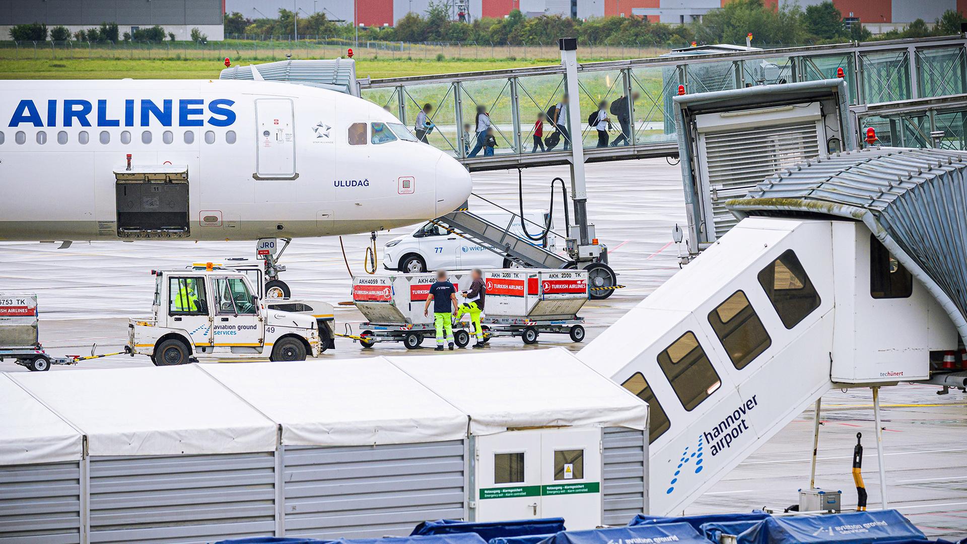 Menschen verlassen ein Flugzeug. | dpa