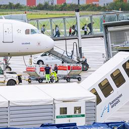 Menschen verlassen ein Flugzeug.