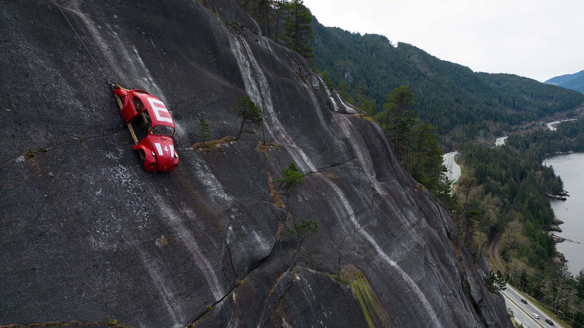 Die Karosserie eines Volkswagen KÃ¤fers hÃ¤ngt an einer Klippe Ã¼ber dem Sea-to-Sky Highway im kanadischen Squamish. | Darryl Dyck/Canadian Press via Z