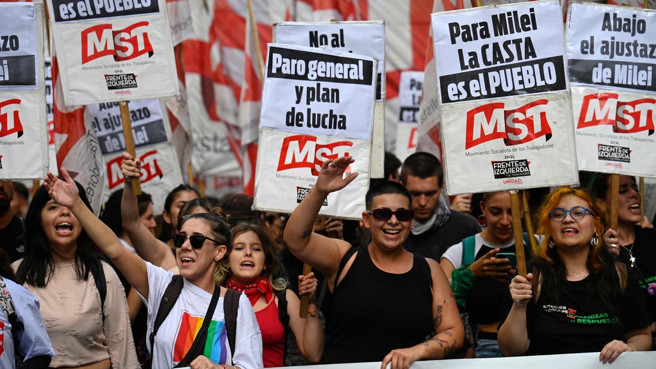 Argentinien Tausende protestieren gegen Mileis Wirtschaftskurs